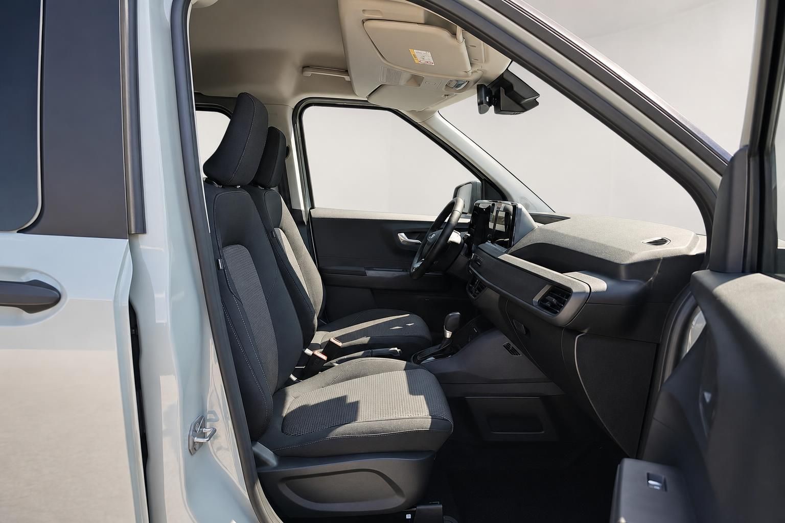 Fahrersitz und Armaturenbrett im Ford Tourneo Innenraum