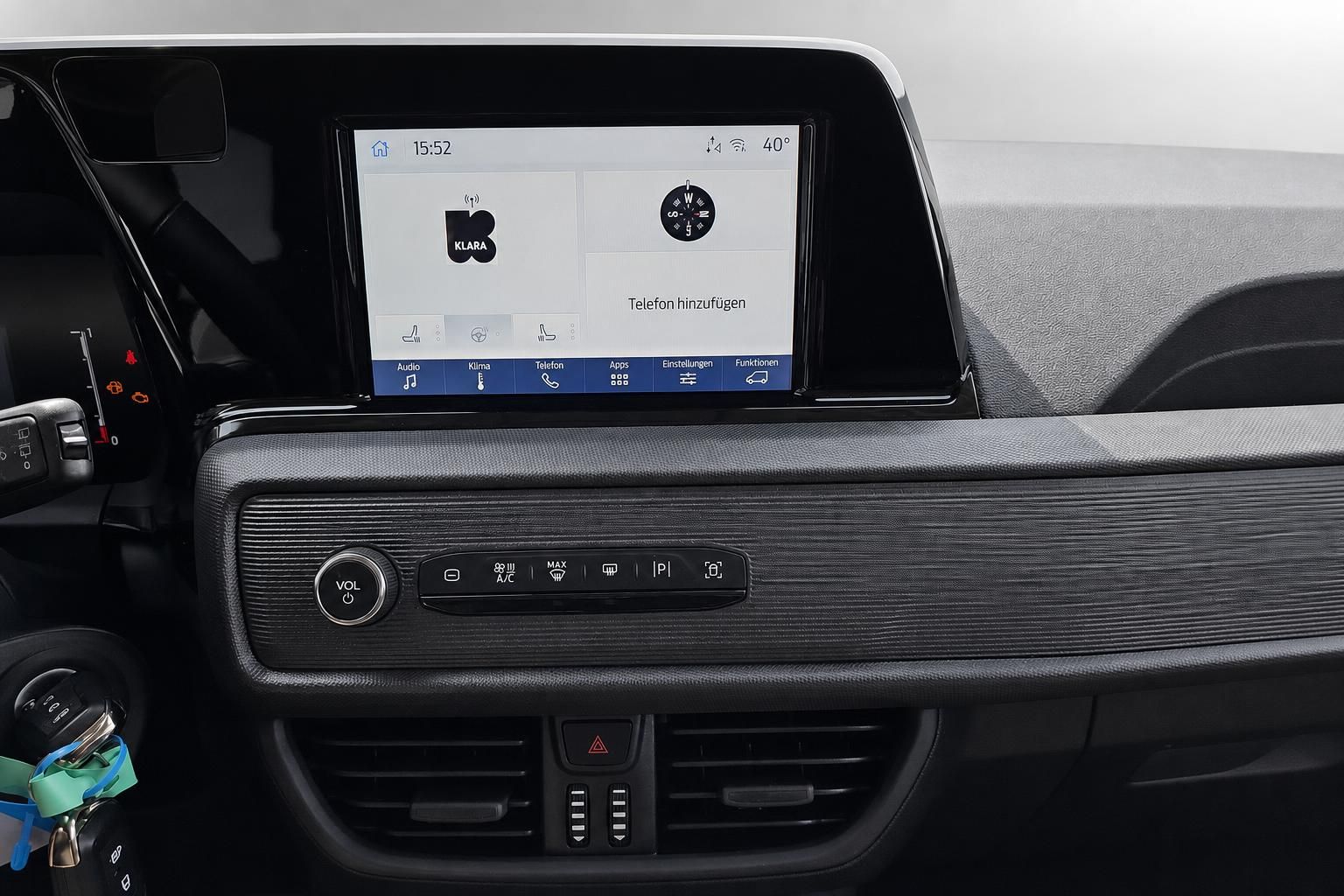 Touchscreen Infotainment System im Ford Tourneo Detailansicht