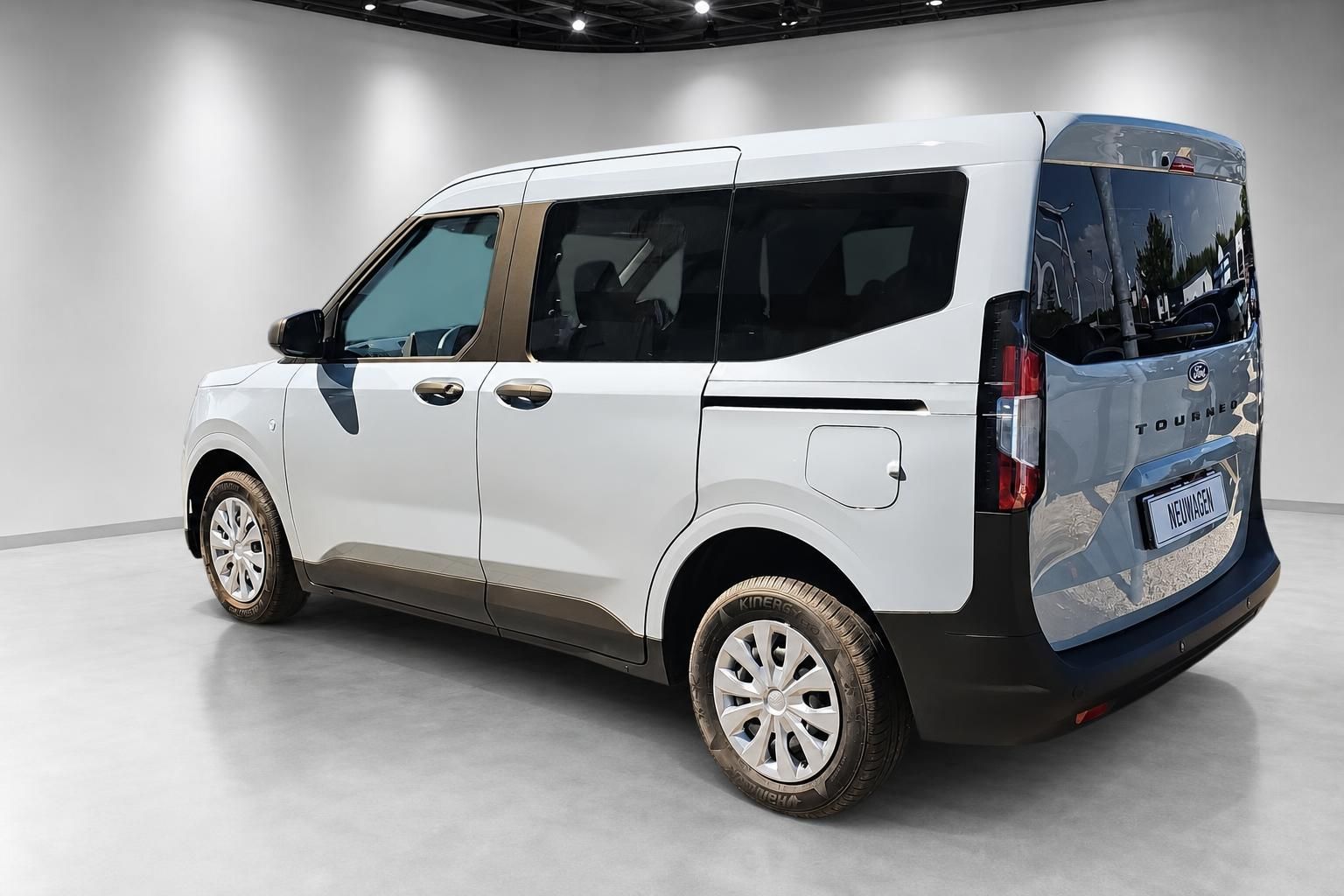 Ford Tourneo Courier weiß, Seitenansicht schräg hinten im Studio