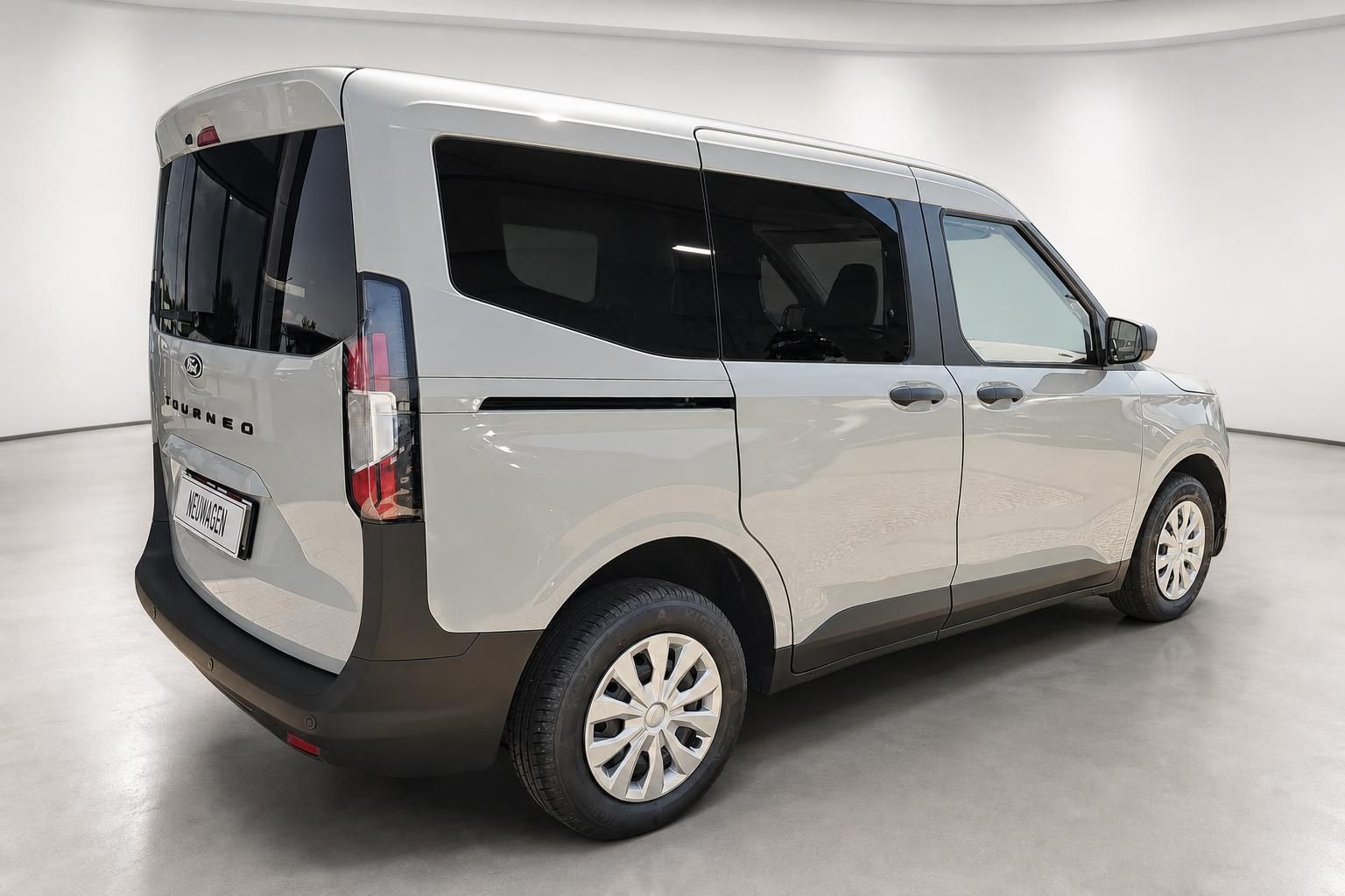 Ford Tourneo silber, Seitenansicht schräg von hinten im Studio