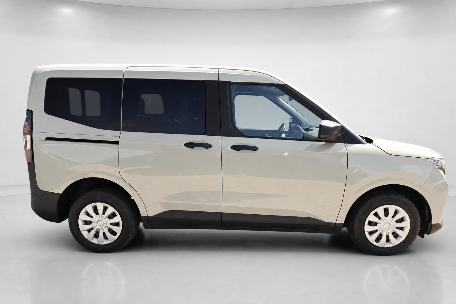Ford Tourneo Courier beige, Seitenansicht im Studio fotografiert