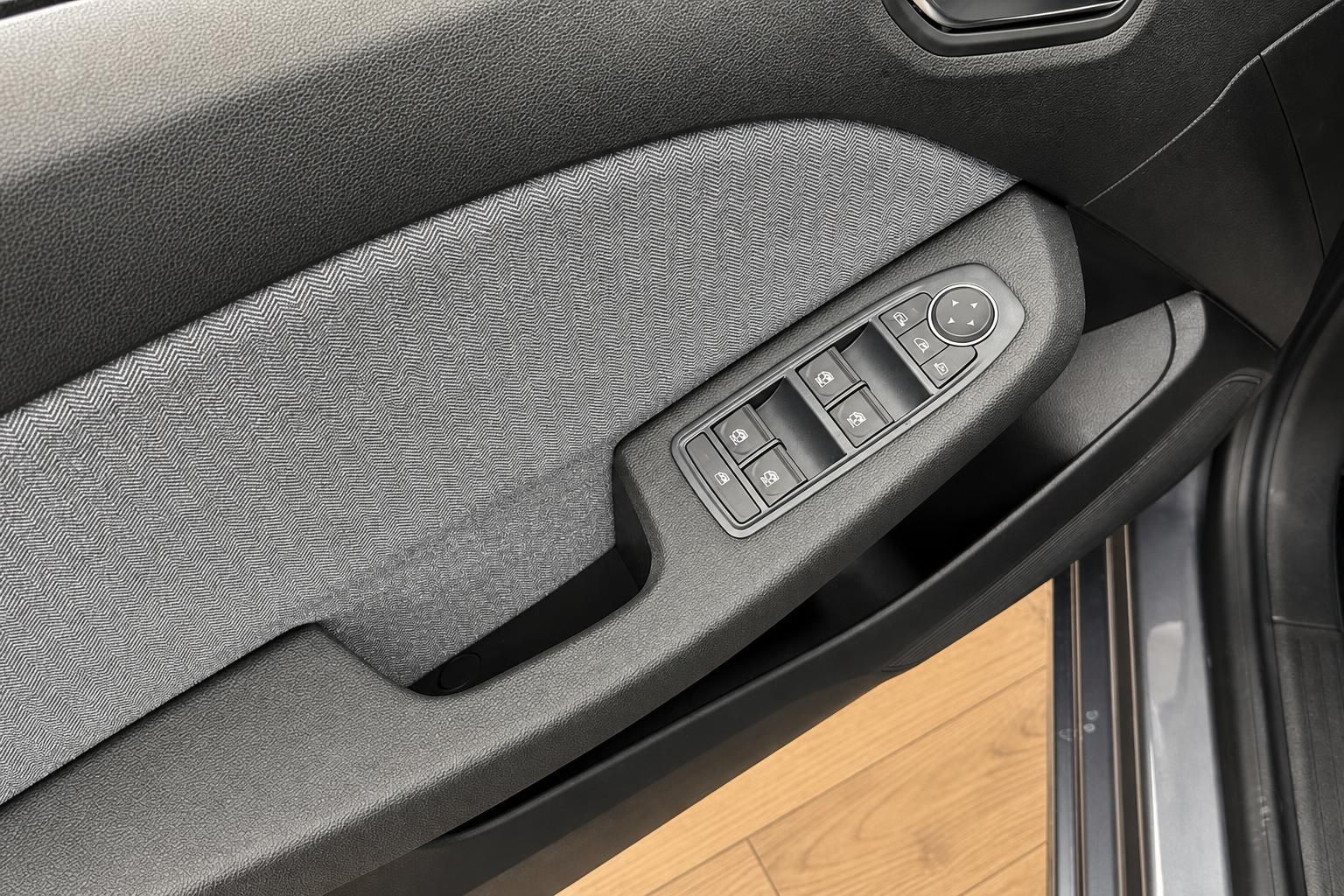 Renault Clio Innenraum Fahrertür – elektrische Fensterheber und Spiegelverstellung
