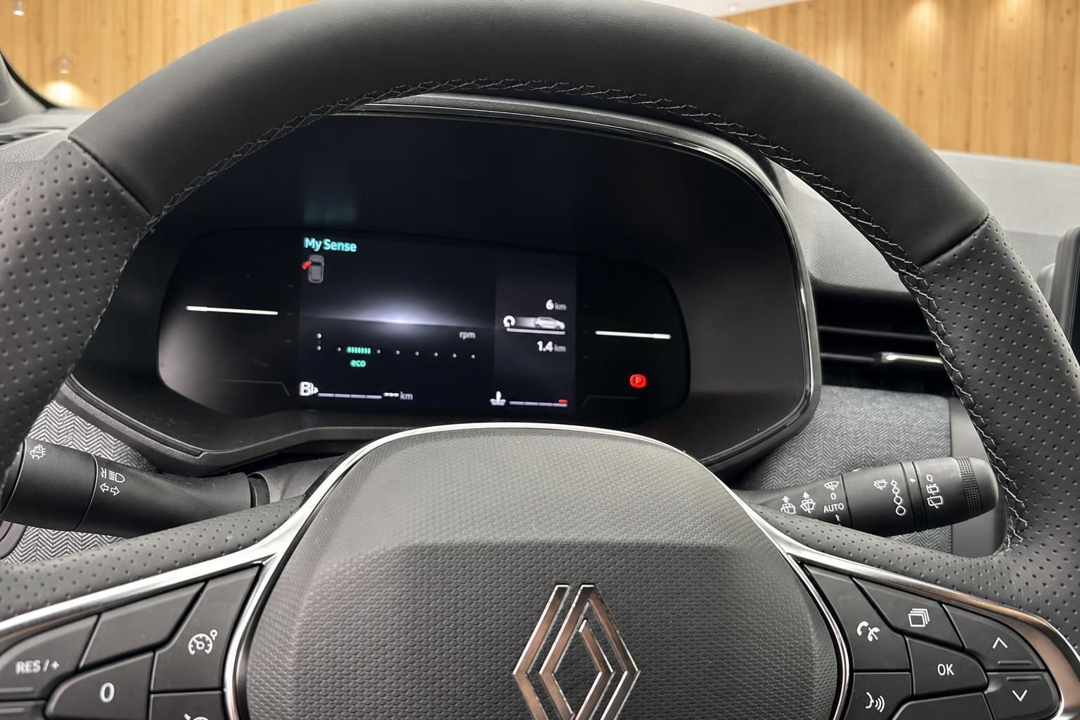 Renault Lenkrad mit Multifunktionstasten und digitalem Tacho-Display mit My Sense Fahrmodusanzeige