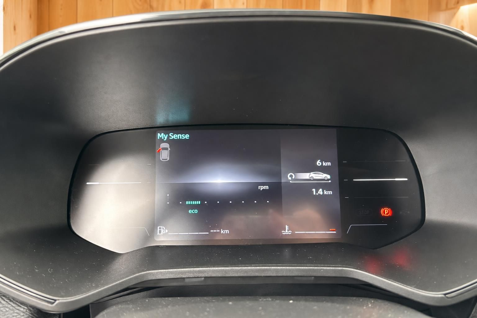 Renault digitales Kombiinstrument mit My Sense Anzeige, Drehzahlmesser und Navigationsinformationen
