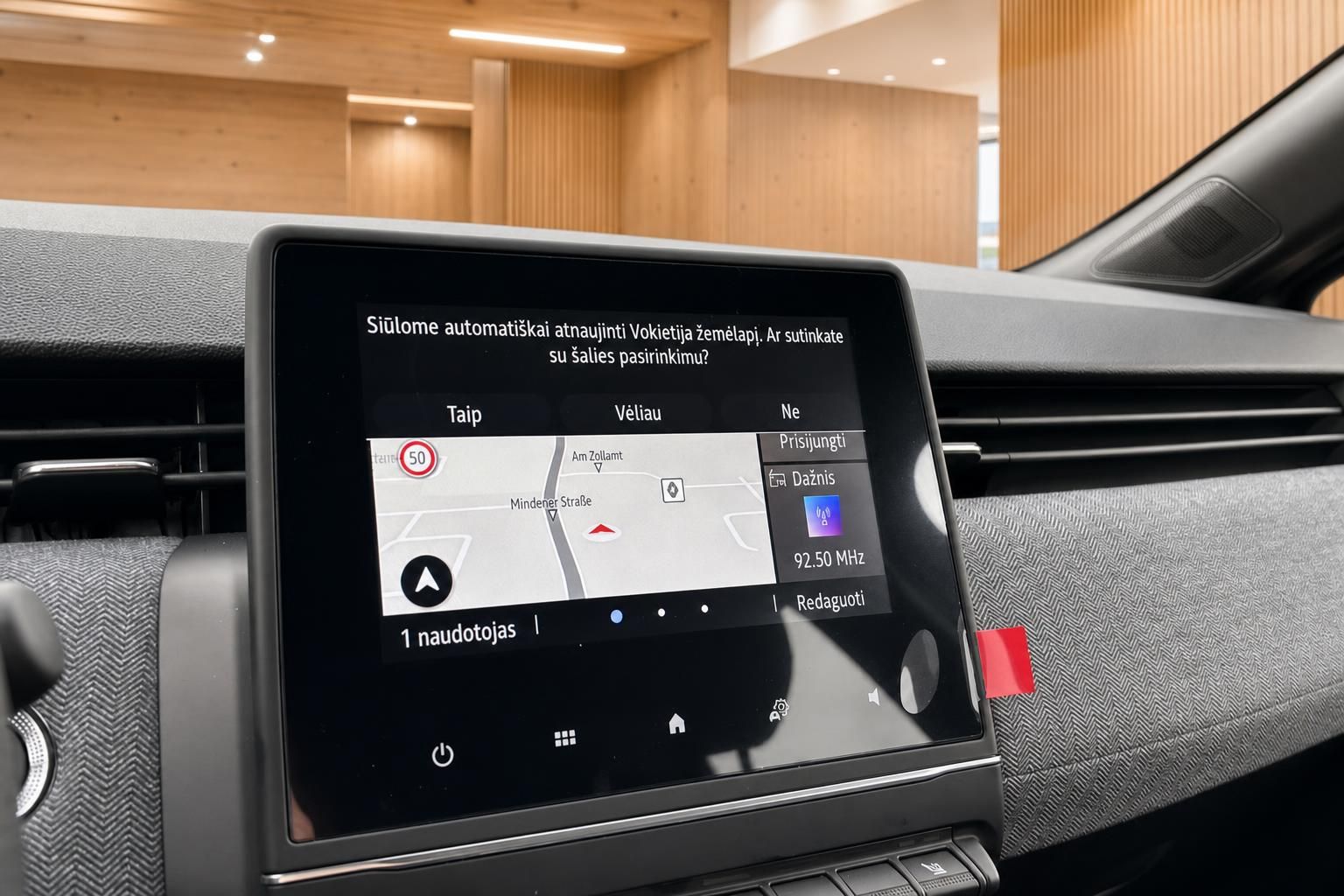 Renault Infotainment-Touchscreen mit Navigationssystem und Kartenansicht im Fahrzeuginnenraum