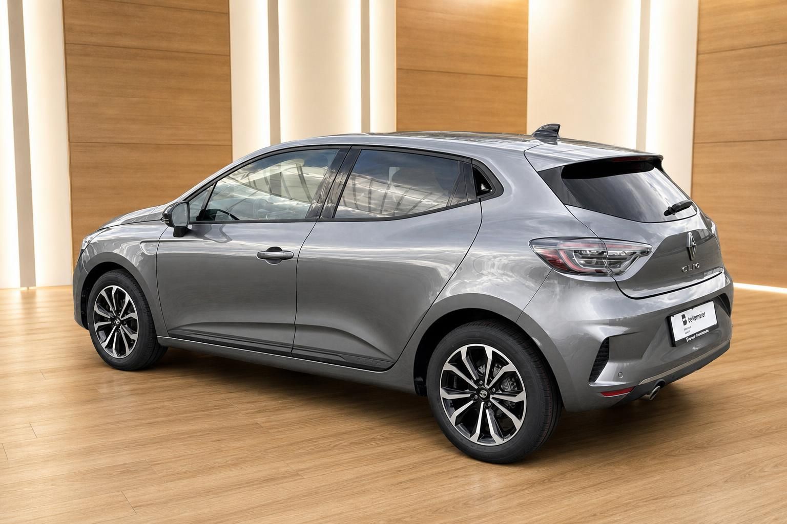 Renault Clio grau Heckansicht schräg rechts – 5-türiger Kleinwagen mit LED-Rückleuchten