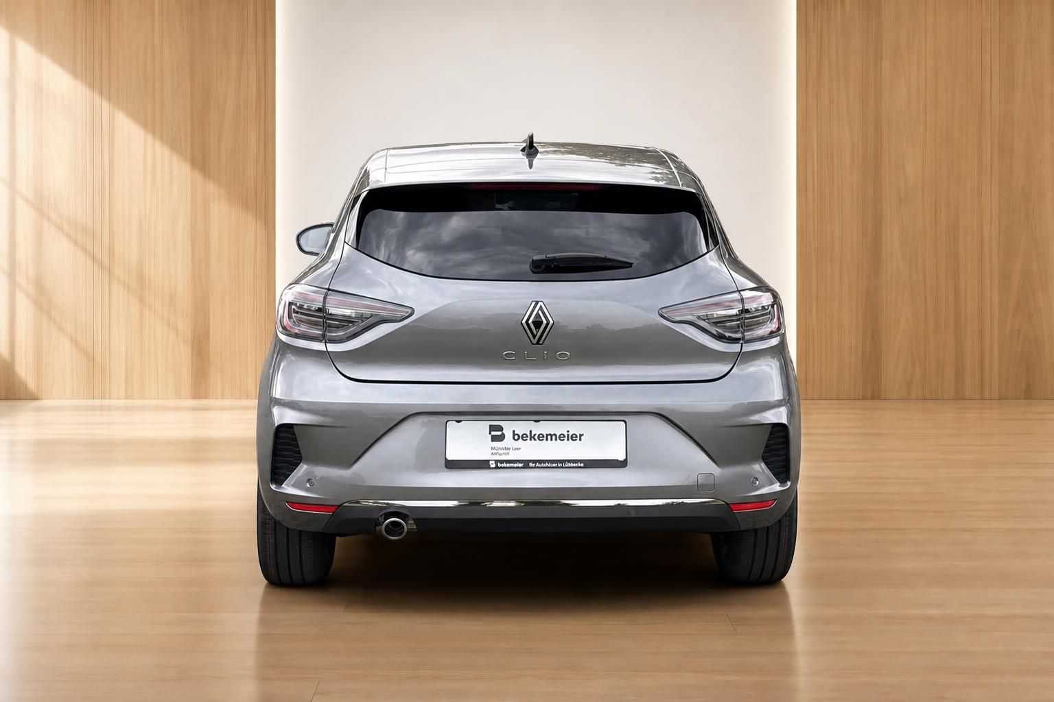 Renault Clio grau Heckansicht frontal – Kleinwagen mit Renault-Logo und LED-Rückleuchten