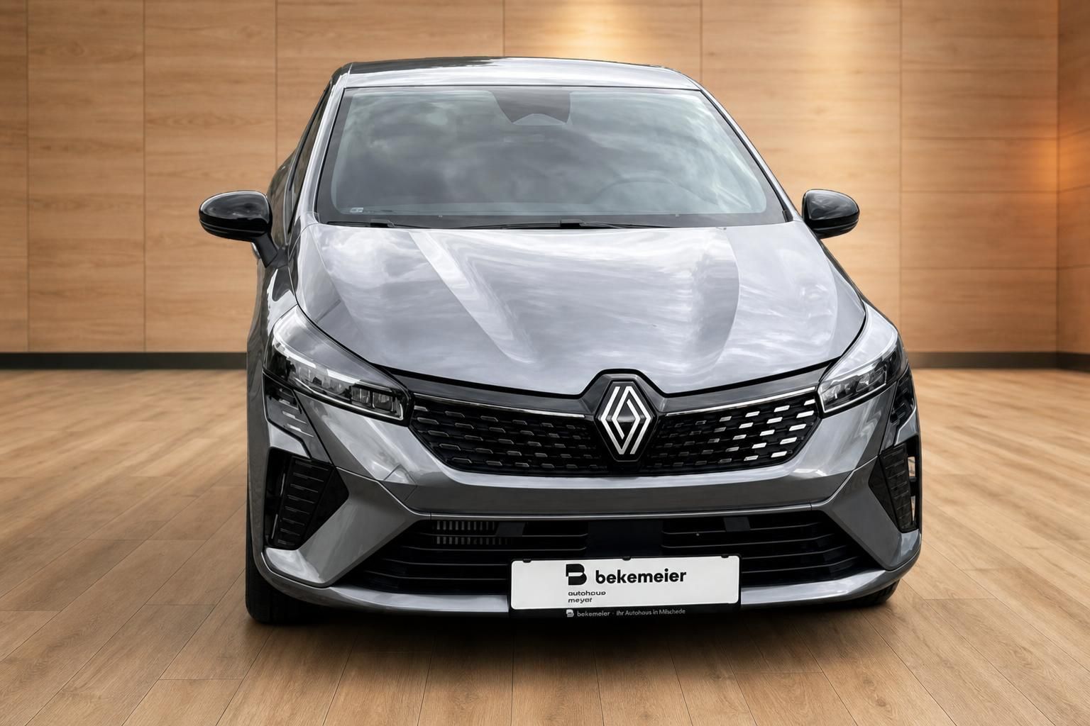 Renault Clio grau metallic Frontansicht – moderner Kleinwagen mit neuem Markenlogo