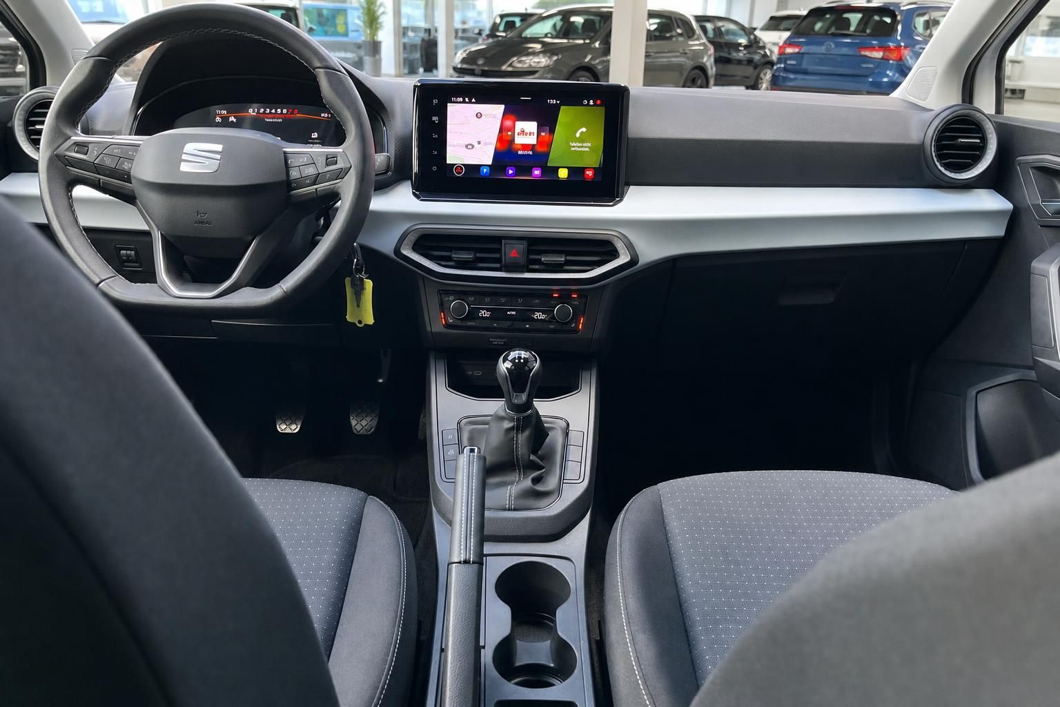 SEAT Ibiza Cockpit mit Lenkrad, Touchscreen und Schaltung