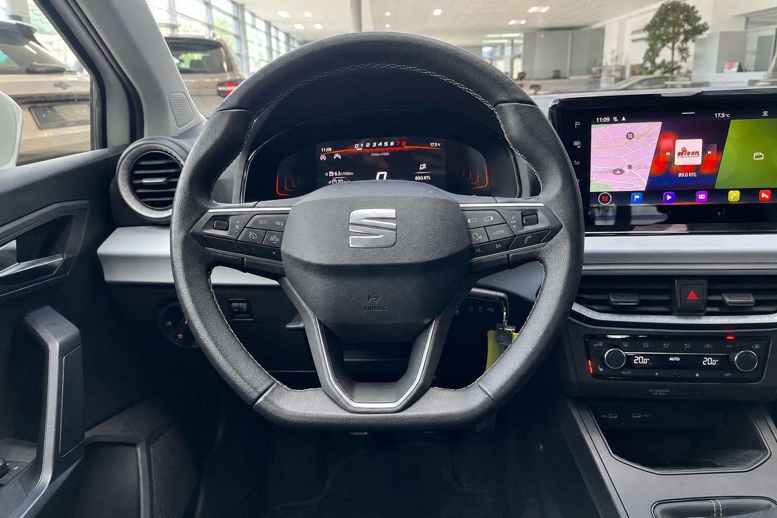 Seat Lenkrad mit Tachodisplay und Infotainment-Bildschirm im Innenraum