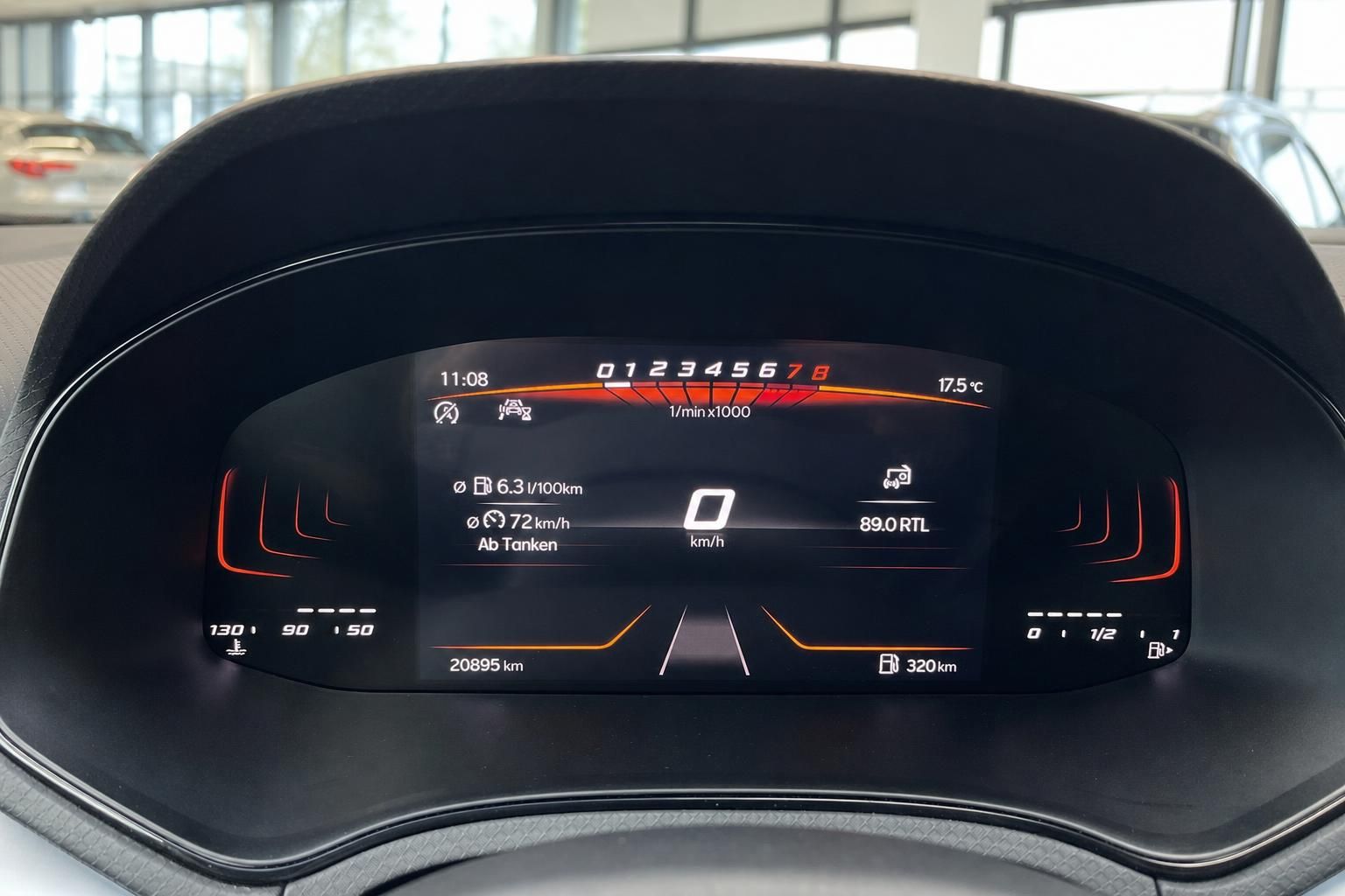 Digitales Kombiinstrument mit Tacho und Verbrauchsanzeige im Fahrzeug