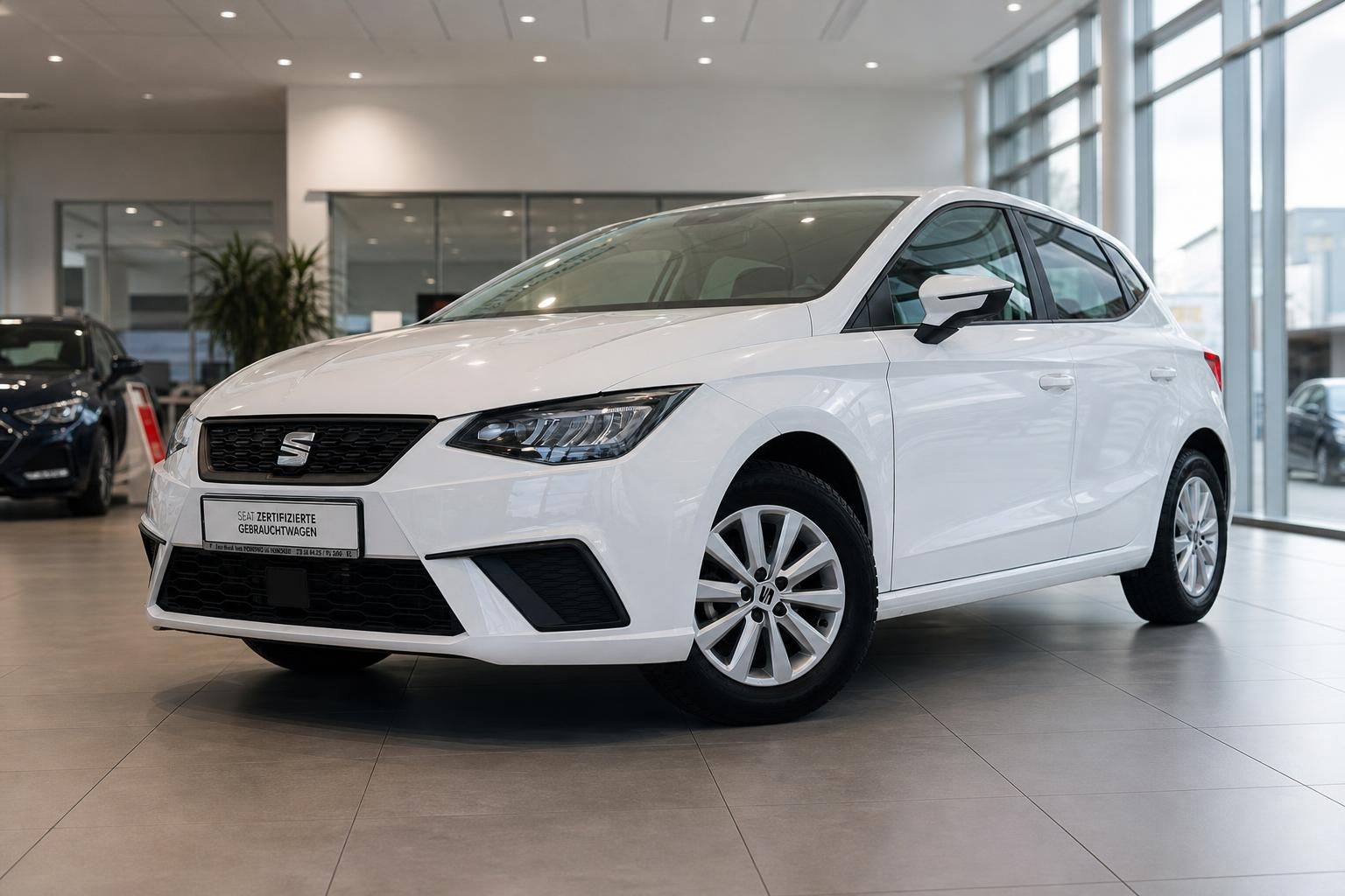 SEAT Ibiza weiß Frontansicht im Autohaus Showroom