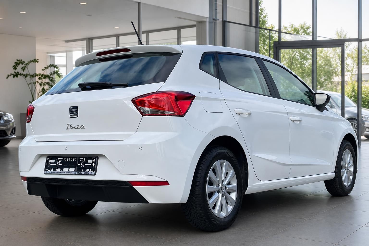 SEAT Ibiza weiß Heckansicht seitlich im Autohaus Showroom