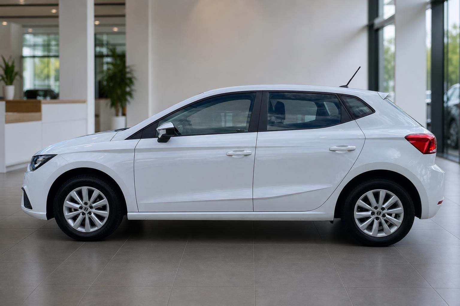 SEAT Ibiza weiß Seitenansicht im Showroom des Autohauses