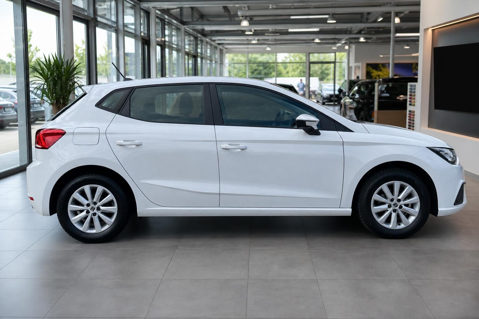 SEAT Ibiza weiß Seitenansicht in großer Fahrzeughalle