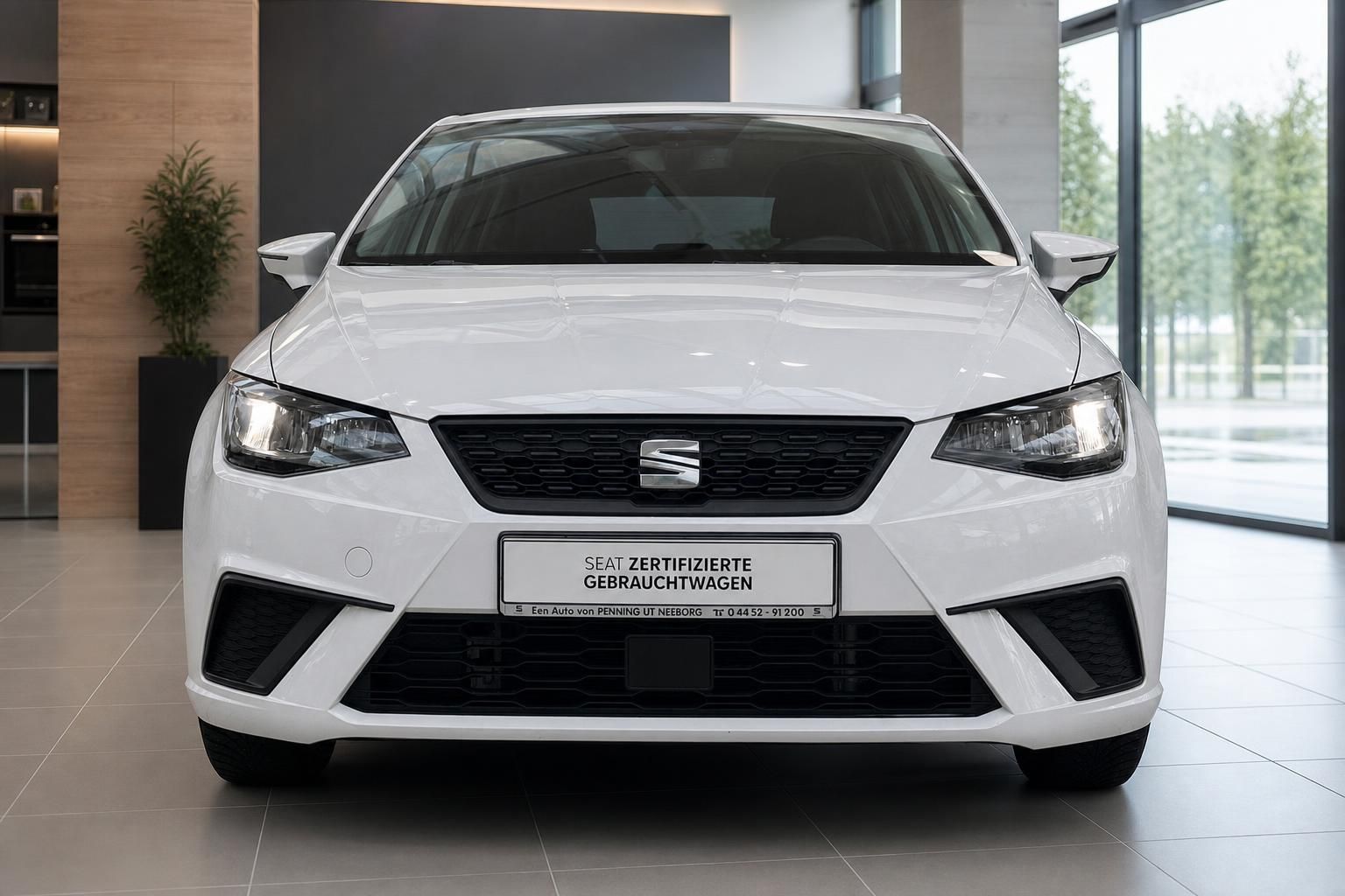 SEAT Ibiza weiß Frontansicht mit Scheinwerfern im Showroom