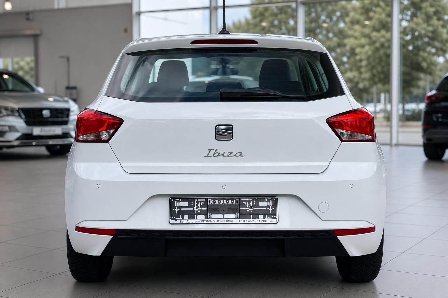 SEAT Ibiza weiß Heckansicht im Autohaus Showroom