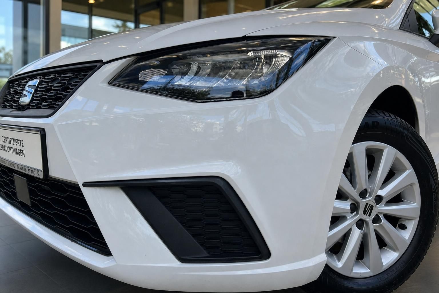 SEAT Ibiza weiß Frontscheinwerfer und Felge Detailansicht
