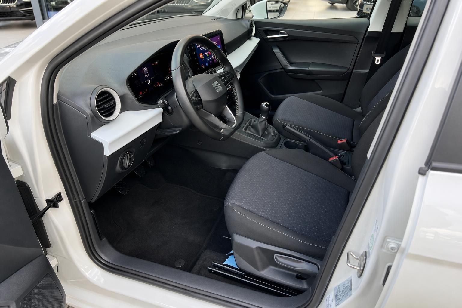 SEAT Ibiza Innenraum Cockpit und Vordersitze mit offener Tür