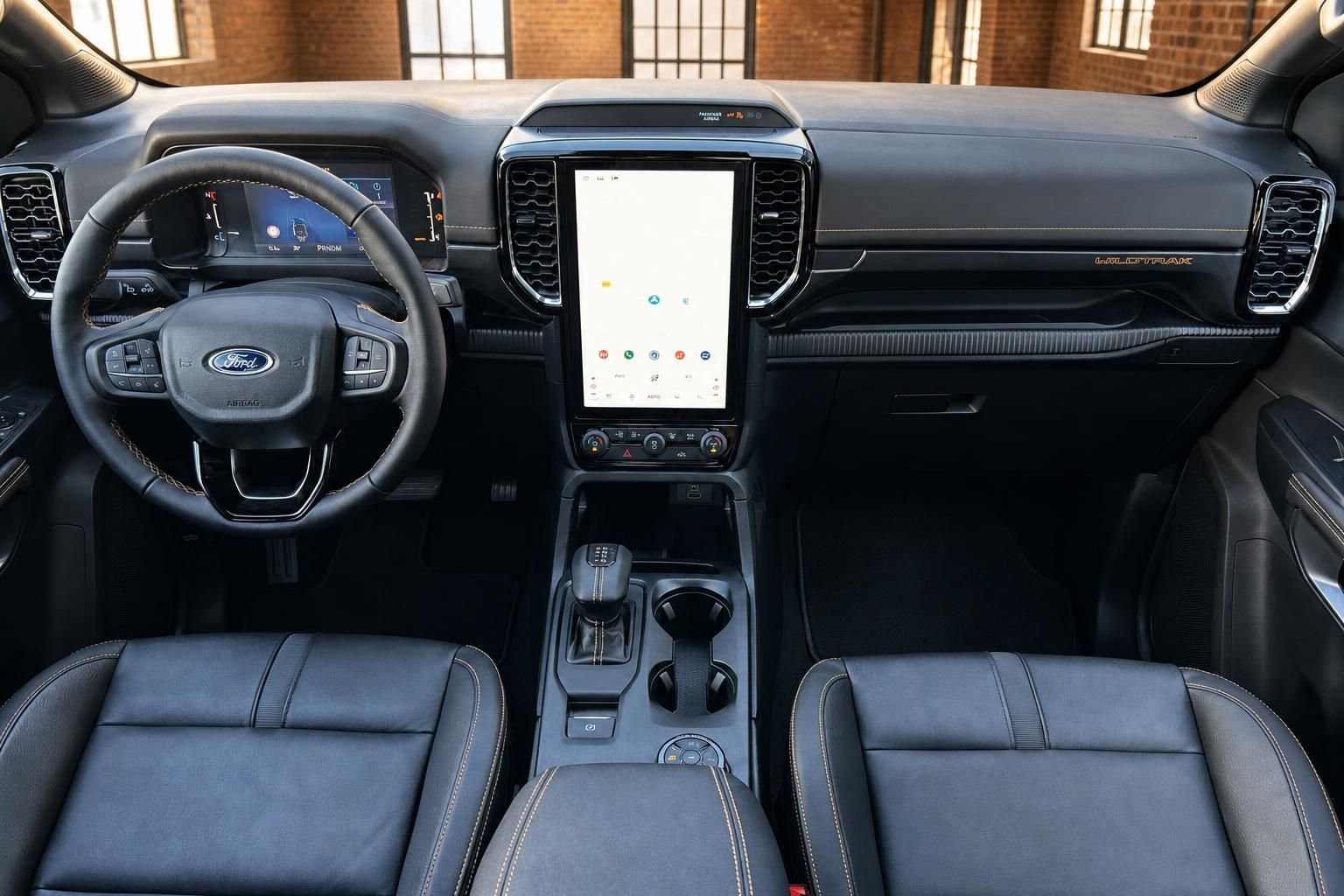 Ford Ranger Wildtrak Innenraum Frontansicht Cockpit mit großem Touchscreen und Ledersitzen