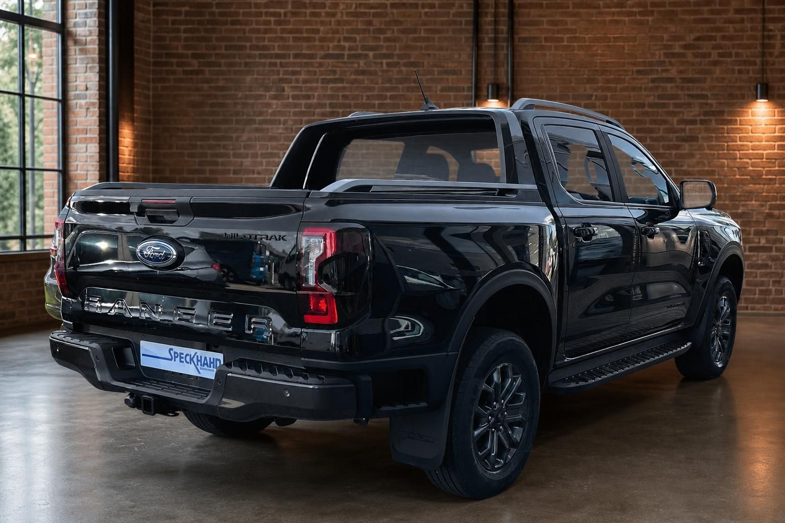 Ford Ranger Wildtrak schwarz Heckansicht schräg im Showroom
