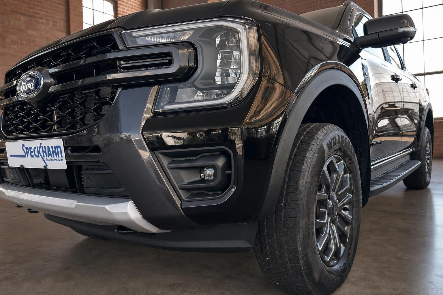 Ford Ranger schwarz Detailansicht Front mit LED-Scheinwerfer Kühlergrill und Wrangler Reifen