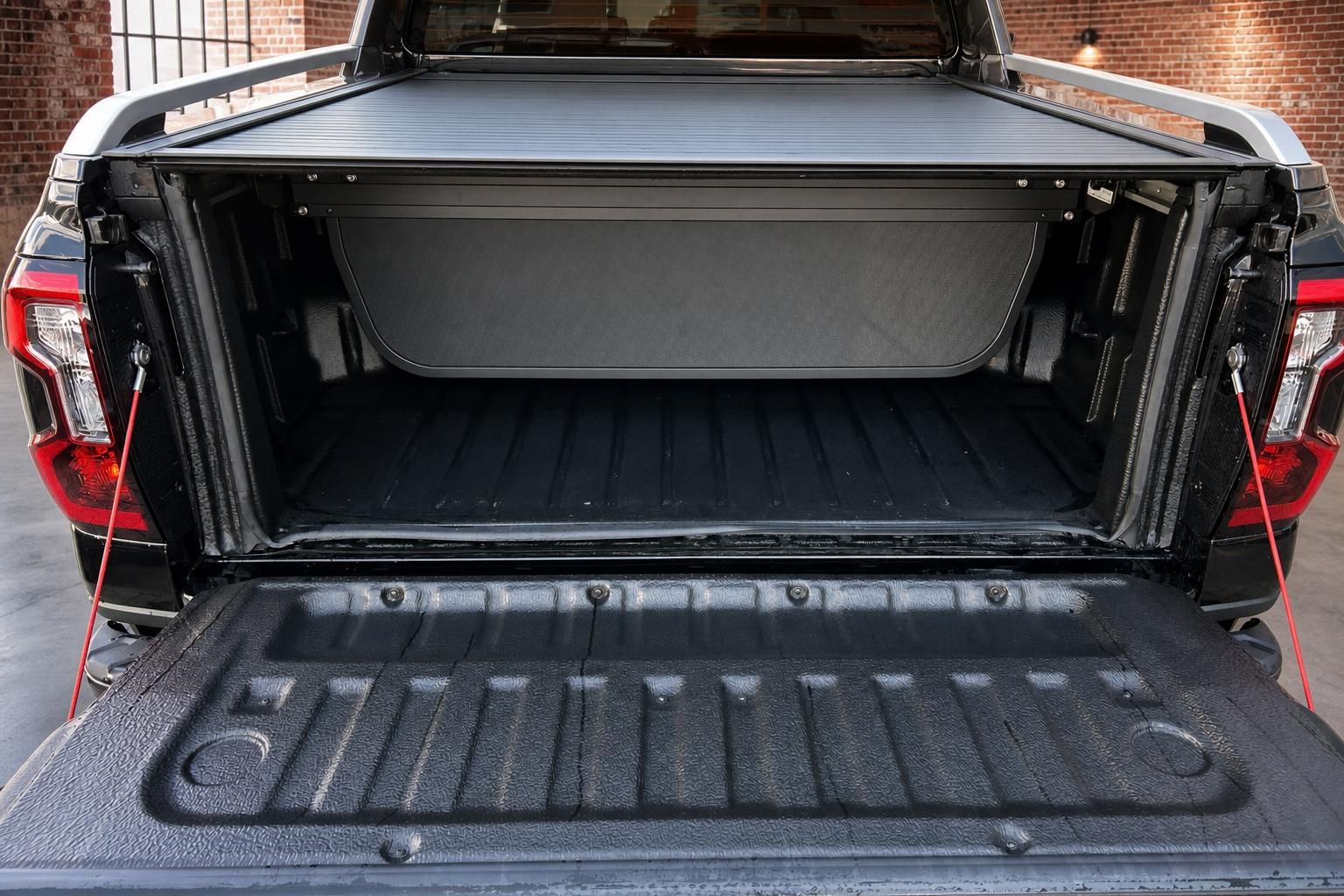 Ford Ranger Pickup Laderaum geöffnet mit Rollo-Abdeckung und schwarzer Laderaumwanne