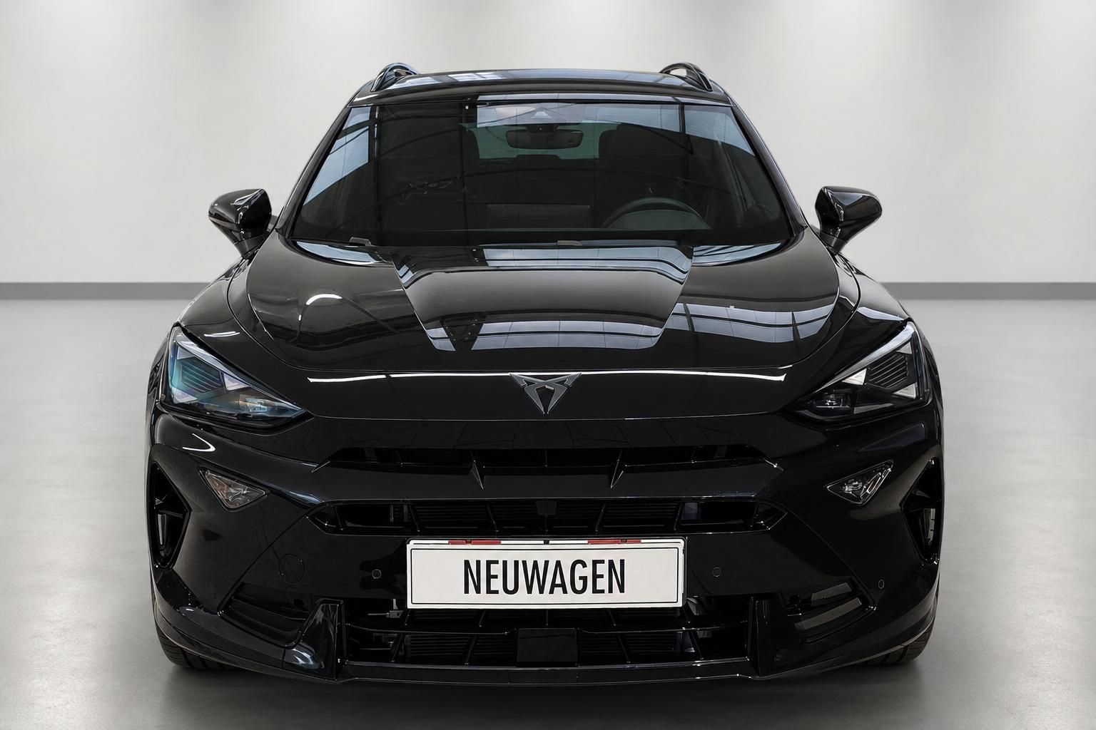 Cupra Neuwagen schwarz Frontansicht im Studio
