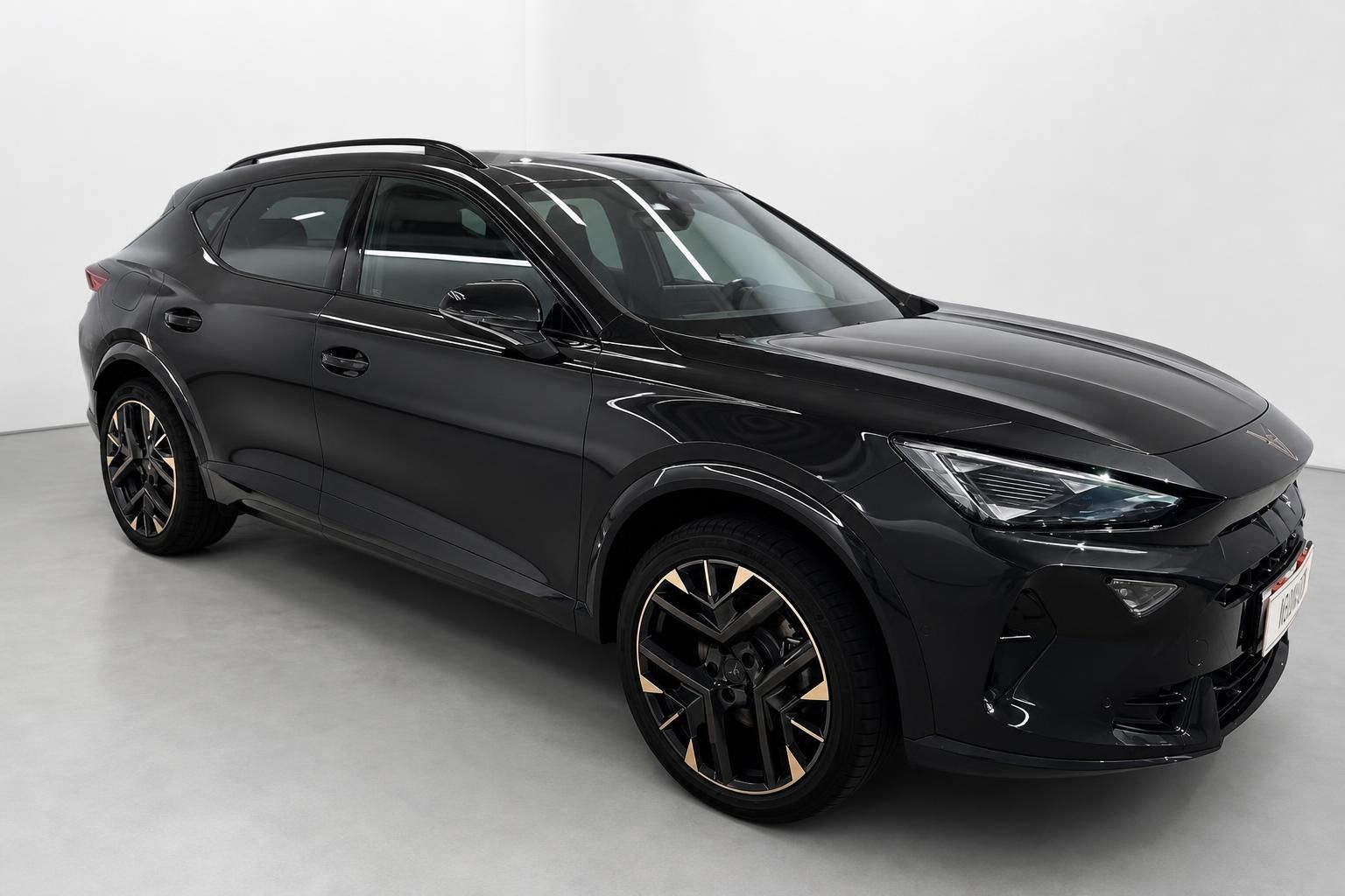 Cupra Formentor schwarz SUV Frontansicht seitlich im Studio