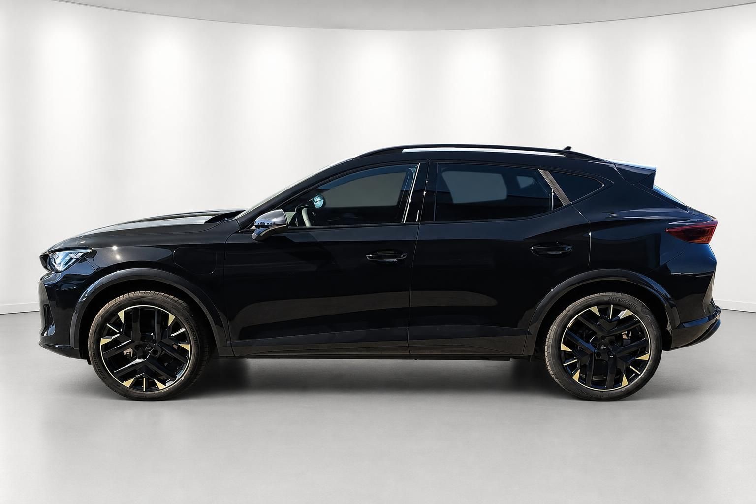 Cupra Formentor schwarz SUV Seitenprofil komplett im Studio