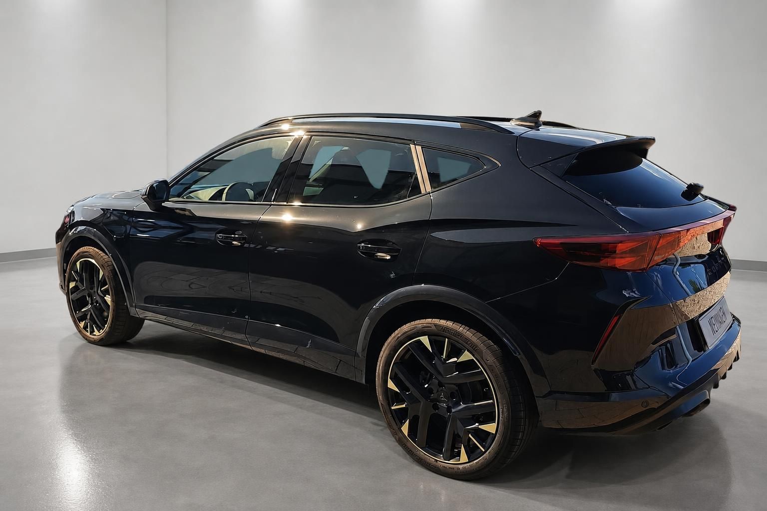 Cupra Formentor schwarz Heckansicht seitlich im Studio