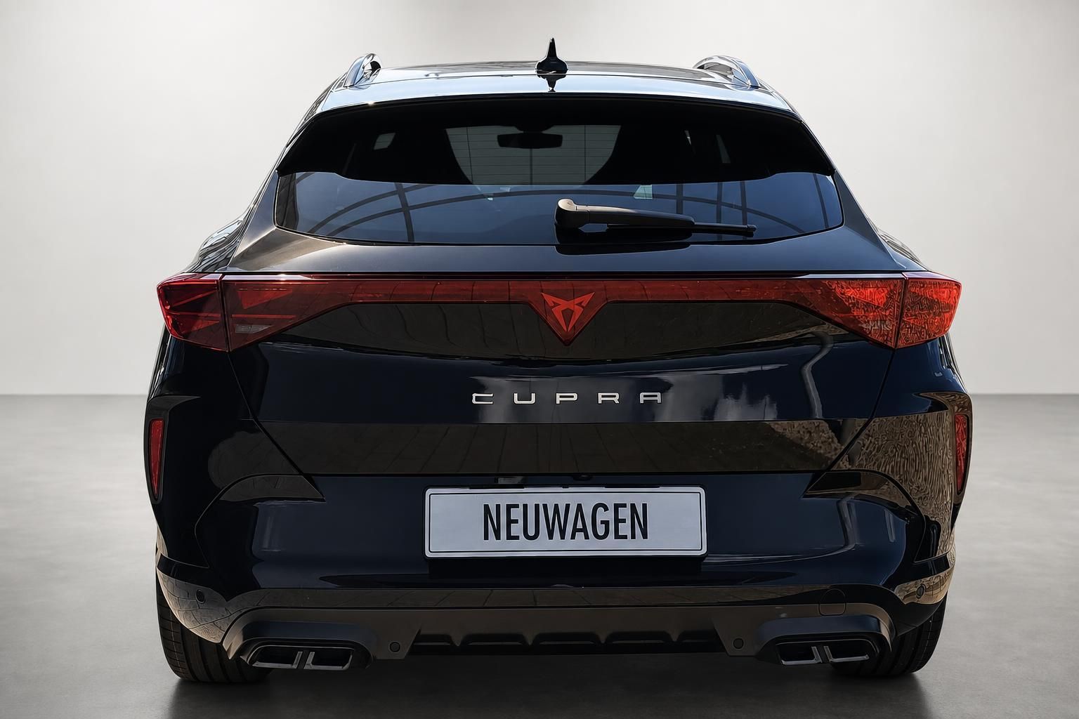 Cupra Formentor schwarz Heckansicht Neuwagen Studio