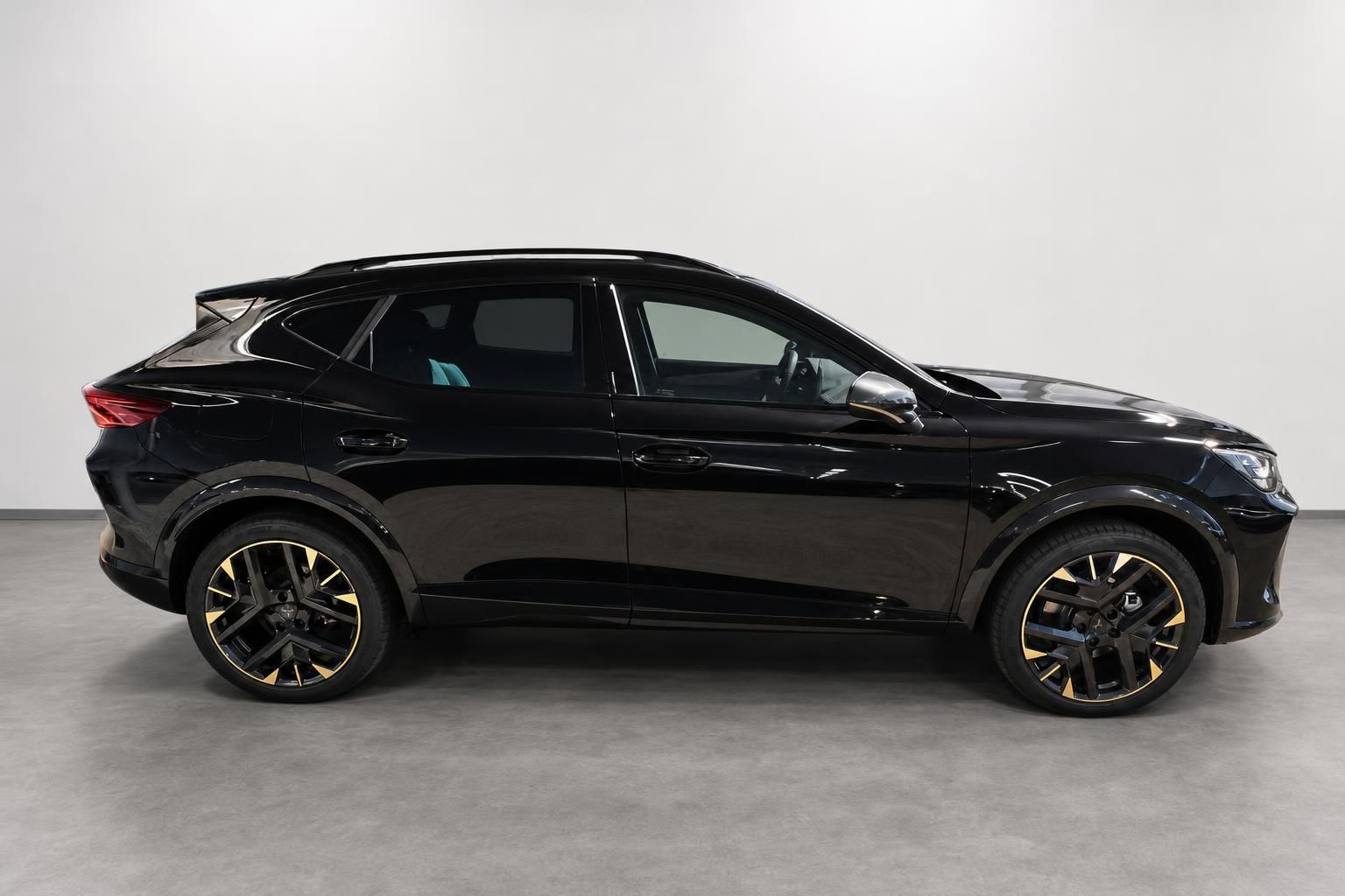 Cupra Formentor schwarz Seitenansicht Studioaufnahme