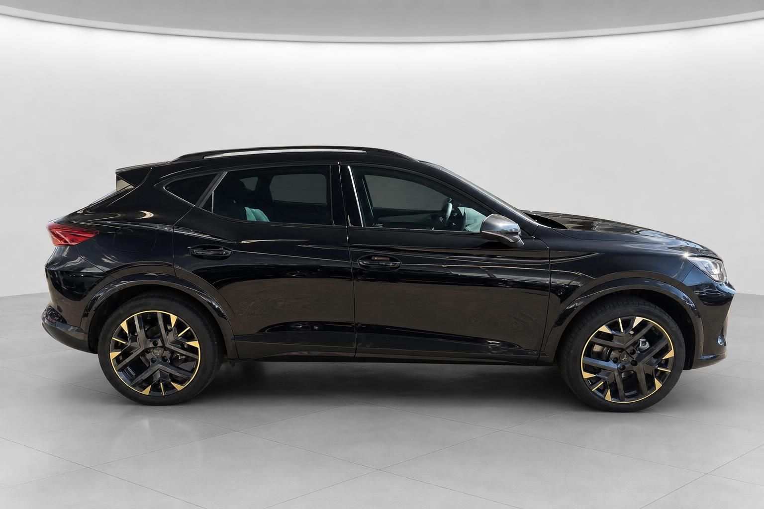 Cupra Formentor schwarz Seitenprofil im Showroom