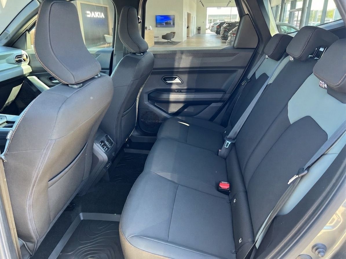 Rücksitzbank eines Fahrzeugs mit schwarzer Lederausstattung und Kopfstützen