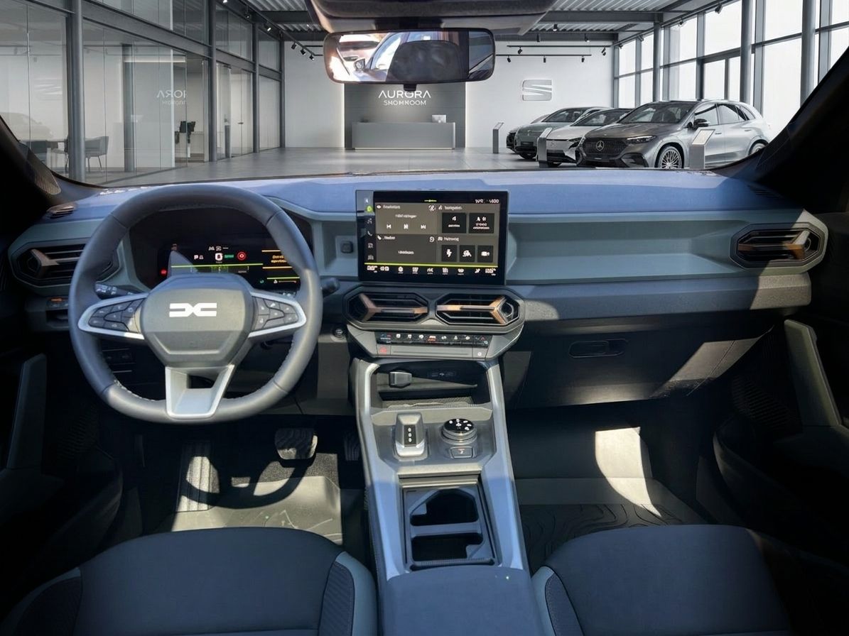 Moderner Fahrzeuginnenraum mit digitalem Display und Lenkrad in Autohaus-Showroom