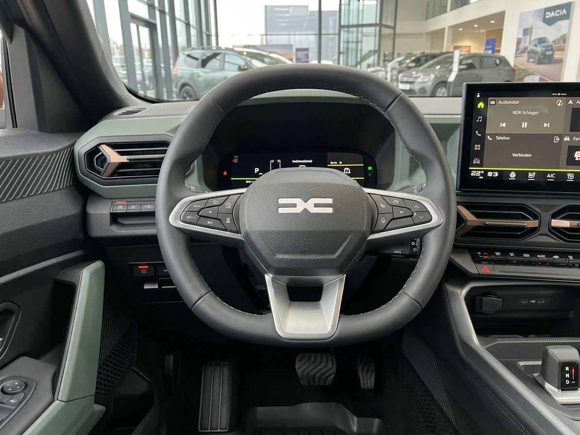 Fahrzeugcockpit mit Lenkrad und Infotainment-System im Autohaus