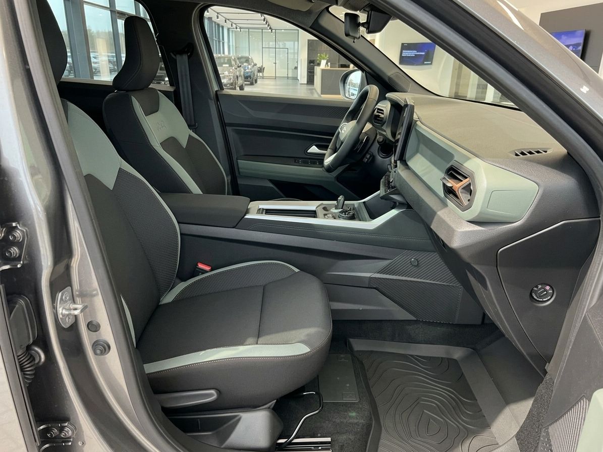 Beifahrersitz und Armaturenbrett eines modernen Fahrzeugs mit grauer Innenausstattung