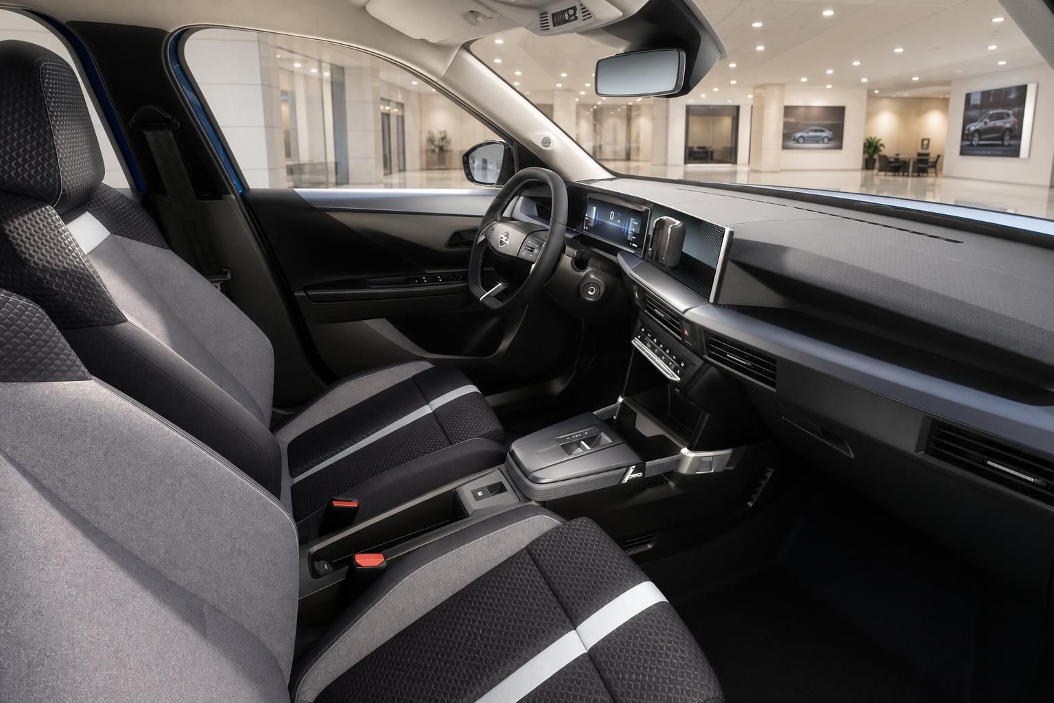 Opel Frontera Electric Innenraum, Blick auf Cockpit und Vordersitze