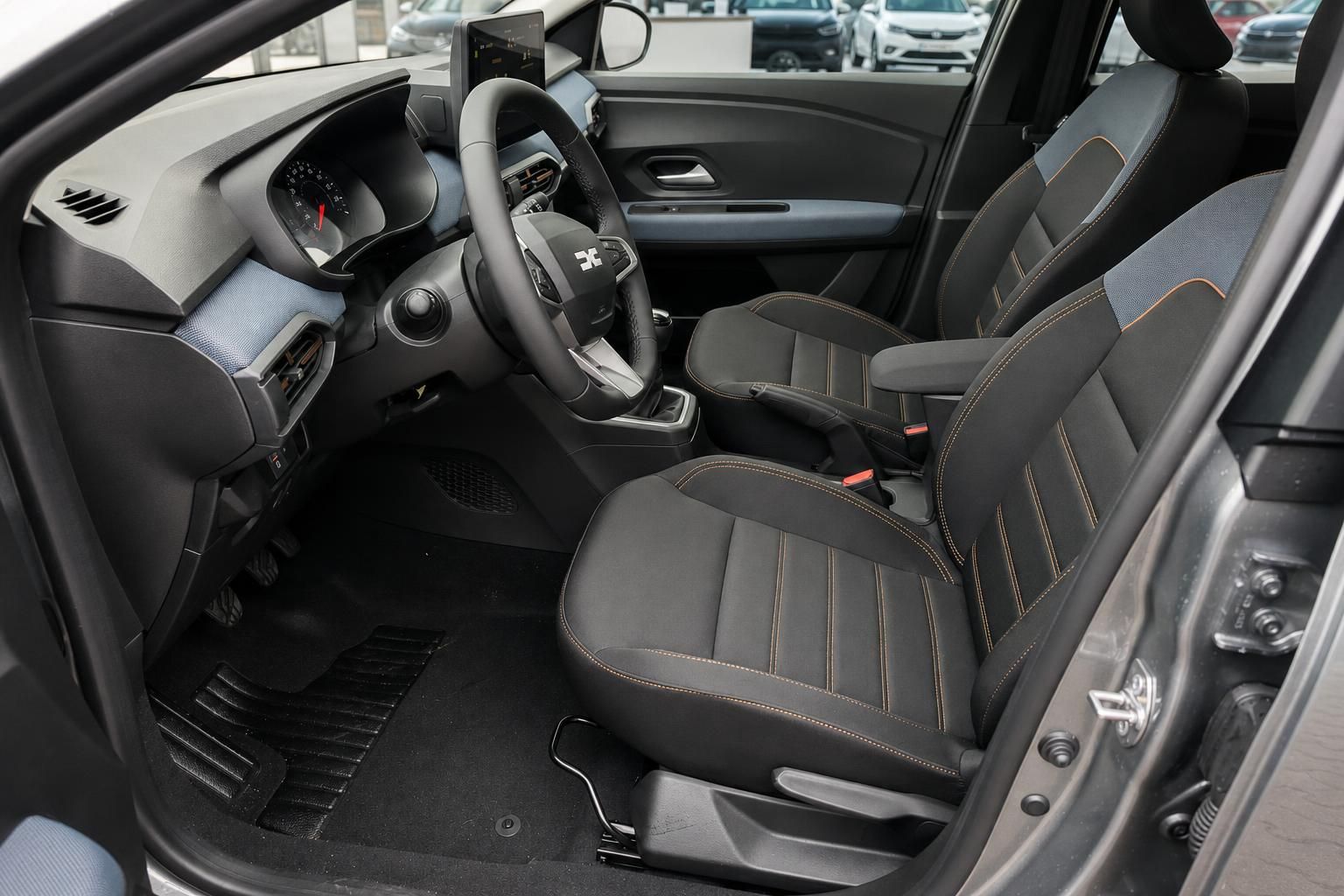 Dacia Sandero Innenraum Vordersitze und Armaturenbrett Detail