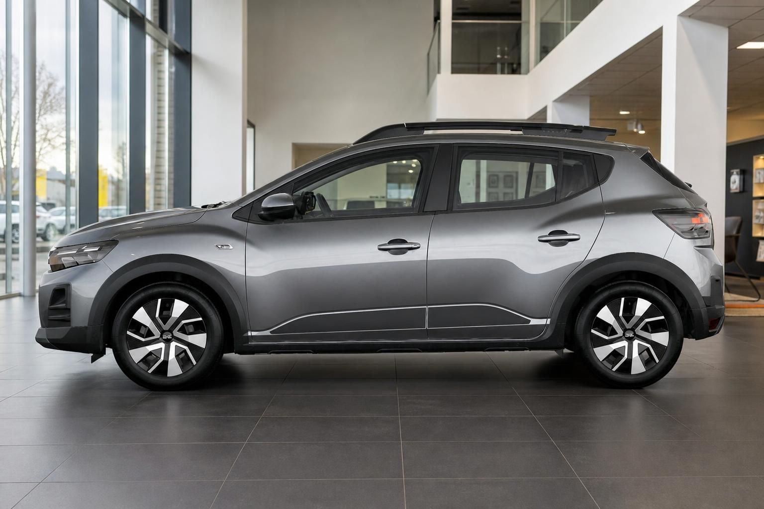 Dacia Sandero Stepway grau in Seitenansicht im Autohaus