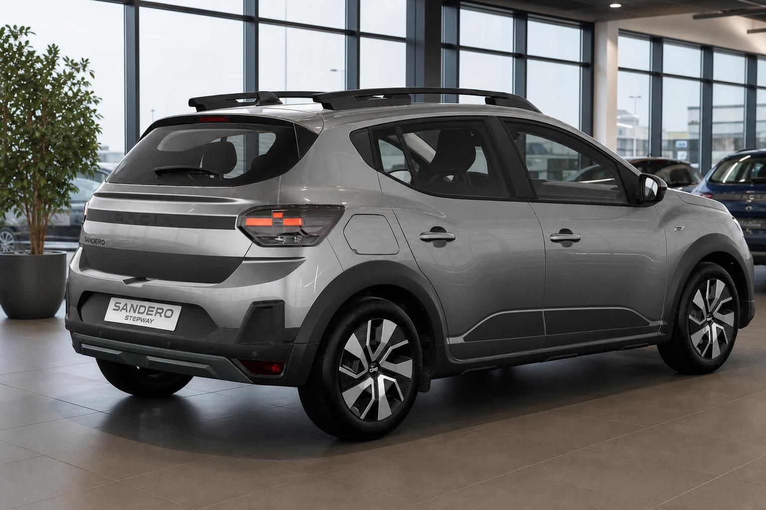 Dacia Sandero Stepway grau Heckansicht schraeg im Showroom