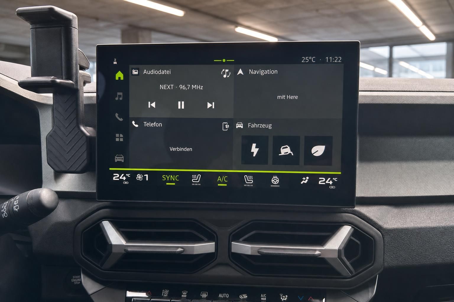 Auto Infotainment-System mit Touchscreen und Klimabedienung