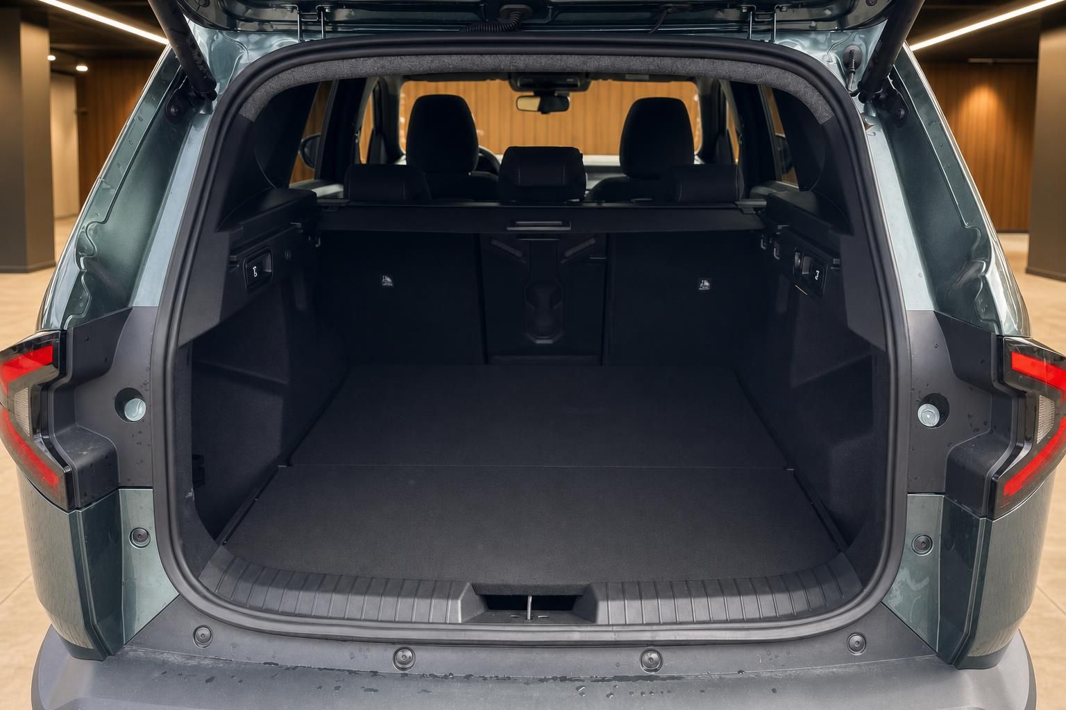 Geöffneter Kofferraum mit umgeklappten Rücksitzen und großem Ladevolumen eines SUV