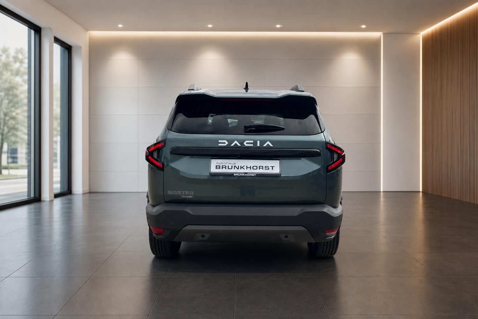 Dacia Bigster Heckansicht mit LED Rücklichtern und BIGSTER Schriftzug im Showroom
