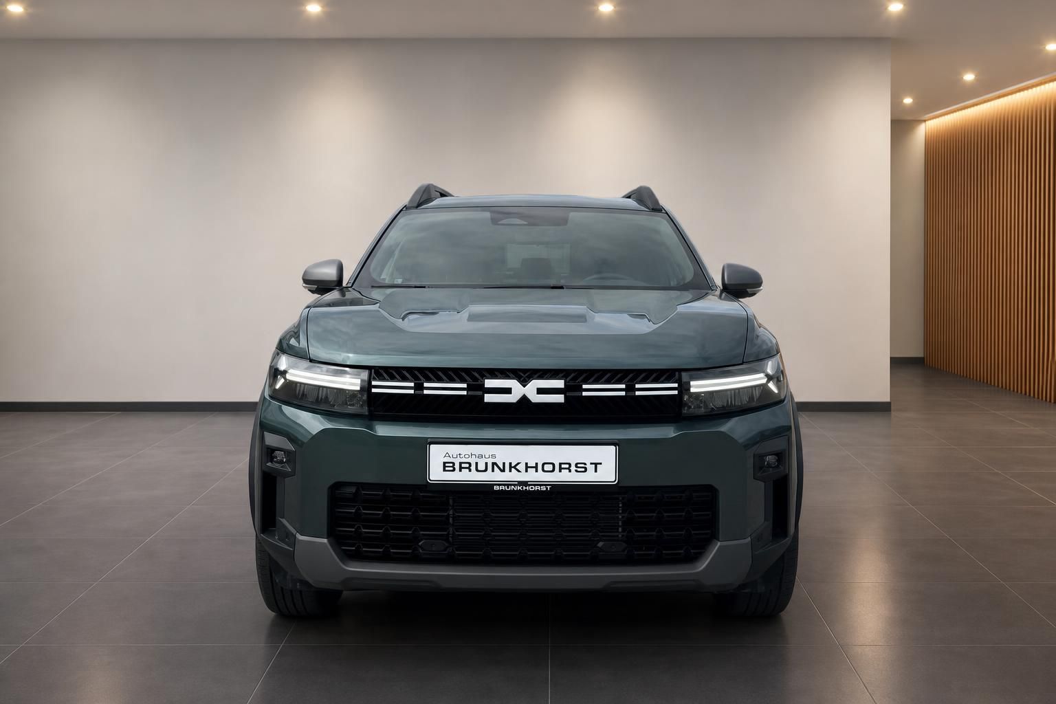 Dacia Bigster Frontansicht mit LED Scheinwerfern und charakteristischem Kühlergrill