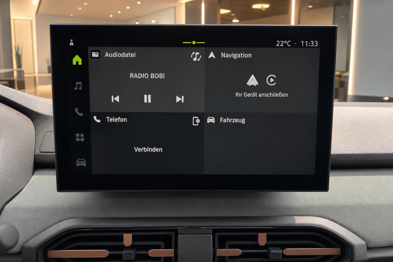 Touchscreen Infotainment-Display mit Navigationssystem und Audio-Funktionen im Fahrzeug