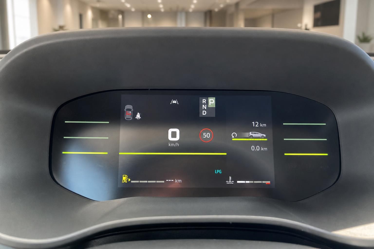 Digitales Kombiinstrument Display mit Geschwindigkeitsanzeige und Fahrzeuginfos im modernen PKW