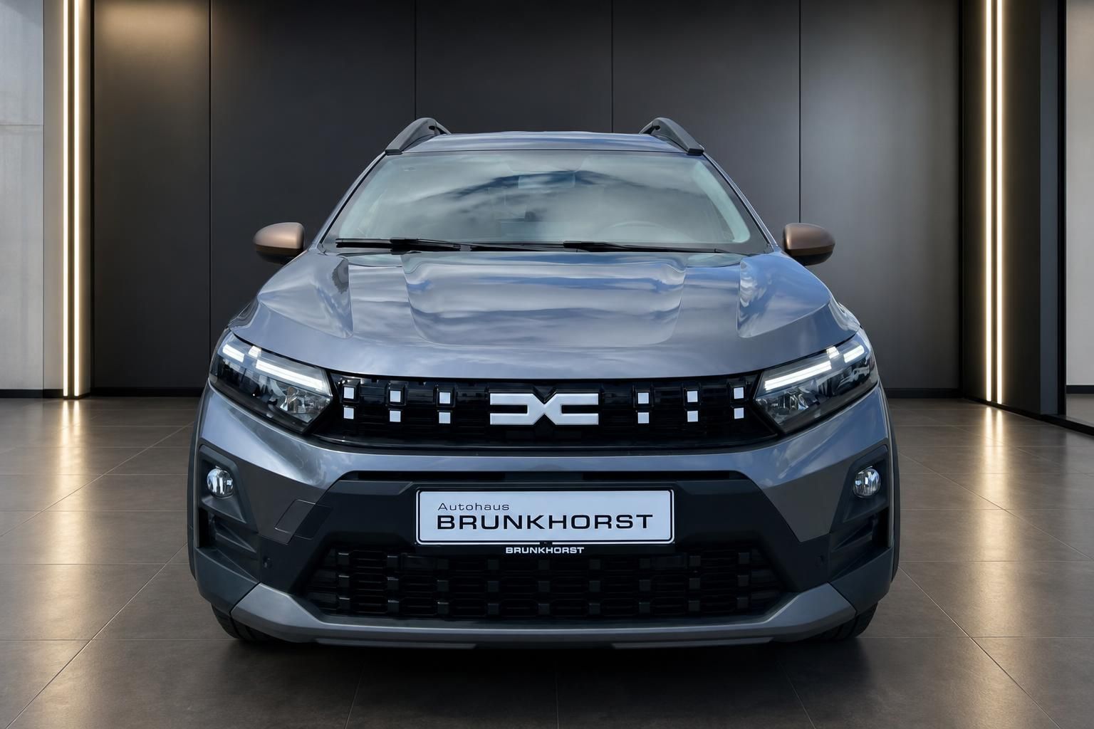 Dacia Jogger SUV grau Frontansicht - modernes Design mit markanter Kühlergrill-Optik
