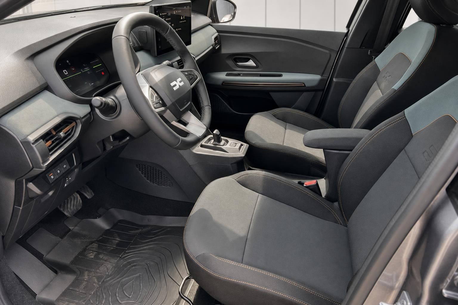 Dacia Jogger Innenraum - komfortable Vordersitze mit modernem Cockpit und Touchscreen